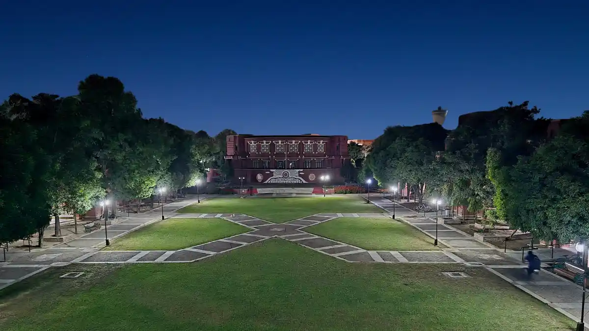 IIM Lucknow Hostel & Campus Facilities, Fees and Life